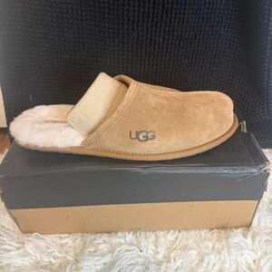 Uggs men slippers , new and in excellent shape